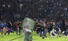 Vụ giẫm đạp tại sân vận động Indonesia: Số người chết tăng lên 174