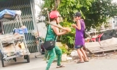 Clip: Phẫn nộ cô ruột đánh đập cháu trai dã man chỉ vì 
