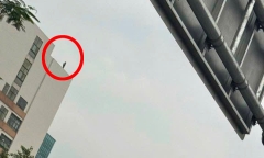 NÓNG: Bệnh viện Bạch Mai giải cứu người phụ nữ đứng chênh vênh trên nóc tòa nhà