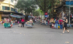 Sau lệnh cấm hội chợ, hàng rong vẫn tràn ngập phố đi bộ hồ Hoàn Kiếm