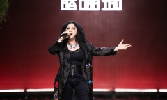 Ngọc Ánh rực lửa trên thảm đỏ show Hà Linh Thư