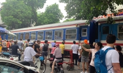 Hà Nội: Du khách nước ngoài gặp nạn khi chụp ảnh 