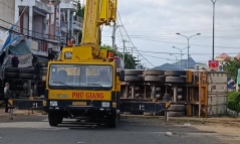 Tin tức tai nạn giao thông mới ngày 4/12: Xe container lao sang bên kia đường, tông trúng xe container khác