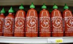 Nguồn cung khan hiếm, tương ớt Sriracha tăng giá lên 2,8 triệu đồng/chai