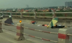 Xe máy tông vào thành cầu Thanh Trì, thanh niên tử vong tại chỗ, cô gái gãy chân