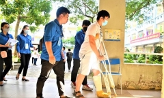 Thi vào lớp 10 ở Hà Nội: Hỗ trợ thí sinh không may bị gãy tay, gãy chân