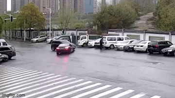 Không cài dây an toàn, bé trai văng ra khỏi xe sau va chạm