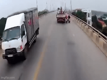Ô tô tải chèn ngã 2 người đi xe máy trên cầu rồi bỏ chạy