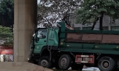 Hà Nội: Tông trúng trụ đường sắt trên cao, xe tải bốc cháy