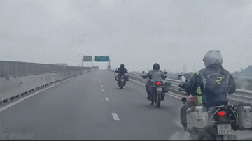 Camera ghi hình ảnh nhóm người điều khiển mô tô phân phối lớn chạy trên cao tốc Nghi Sơn- Diễn Châu
