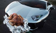 Giáng sinh: Nướng gà Tây bằng siêu xe Lamborghini