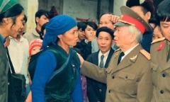 Mẹ bồng con rưng rưng bái vọng trước nhà Đại tướng tối 13/10