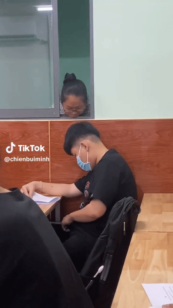 Video: Nam sinh quay cóp gặp ngay giám thị cao thủ