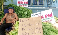 “Anh xăm trổ” bán rau siêu rẻ mùa dịch, nói một câu đáng nể phục khi bị mắng không biết tranh thủ