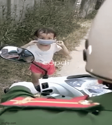 Ra đường chơi gặp ngay chú công an, bé gái có phản ứng bất ngờ khiến dân mạng cười thích thú