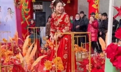MC thẳng thừng đuổi cô dâu khỏi sân khấu, dân tình nín thở hóng chuyện rồi cười thích thú