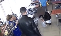 Clip: Tên cướp quỳ gối xin nhân viên cửa hàng tha thứ rồi bỏ chạy