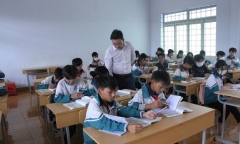 Trước thềm năm học 2023-2024: Học sinh áp lực chương trình học, phụ huynh “thủ” tiền vì sợ những khoản thu