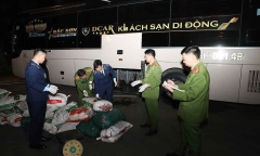 Sơn La: Bắt xe khách chở hơn 800kg mỡ động vật hôi thối trên đường về Hà Nội tiêu thụ
