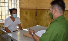 Bị đồng nghiệp gây hấn, người đàn ông mang dao tự chế trả thù