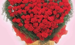 Giới trẻ Hà Nội xếp hàng dài, chọn mua bó hoa thiết kế riêng dịp 20/10