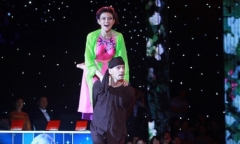 Khoảnh khắc đáng yêu của Khánh Thi và Quán quân BNHV nhí Linh Hoa