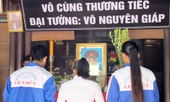 Người dân thắp hương bái vọng Đại tướng Võ Nguyên Giáp
