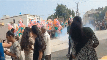 Clip: Hàng chục quả bóng bay bất ngờ phát nổ, 30 người bị thương