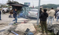 Bắt tài xế lao ô tô làm 5 người đang sưởi ấm trên vỉa hè bị thương