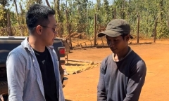 Tông vào ô tô đậu ven đường, chàng trai Ê Đê ngồi chờ 2 tiếng để gửi tiền bồi thường