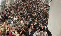 Hàng trăm người tị nạn Afghanistan nhồi nhét trên máy bay Mỹ, gấp đôi sức chứa bình thường