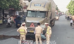 Tin tức tai nạn giao thông mới nhất ngày 17/6: Va chạm giữa ô tô đầu kéo và xe máy, một người bị thương