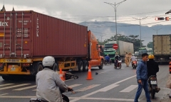 Va chạm với xe container trên đường đi chợ khiến vợ tử vong, chồng trọng thương