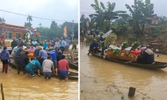 Xót xa cảnh đám tang vùng lũ, quan tài của nam sinh lớp 8 bị lũ cuốn được chở ra nghĩa trang bằng thuyền