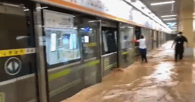 Trung Quốc: Mưa lớn chưa từng có, biển nước lũ nhấn chìm xe, làm tê liệt hệ thống tàu điện ngầm