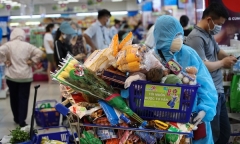 Người dân TP.HCM đổ xô đi mua hàng hóa tích trữ trước giờ siết chặt giãn cách