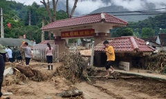 [E] Trận lũ kinh hoàng ở Nghệ An: Nữ giáo viên thoát chết nhờ chồng túm tóc kéo lên