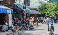 Hà Nội ngày đầu thực hiện Công điện 15: Chợ cóc, hàng rong vẫn nhộn nhịp
