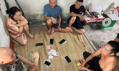 Bắt quả tang 4 nam, 1 nữ làm 