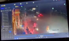 Clip: Kinh hoàng khoảnh khắc ô tô lao “như tên bắn”, tông tử vong người đàn ông đang đốt pháo