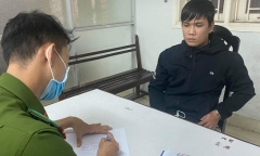 Siêu trộm chỉ đột nhập biệt thự, lấy tiền đưa vợ đi 