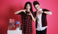 Tiffany Chou diện mốt không quần nhí nhảnh chụp hình Noel cùng Quang Mẫn