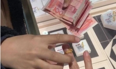 Bé trai nằng nặc đòi mẹ đưa đi trung tâm thương mại, lý do gây xúc động mạnh