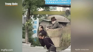 Video: Hai anh em trai thay nhau cõng mẹ già đến bệnh viện bằng chiếc giỏ tre gây sốt cộng đồng mạng