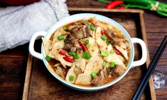 Cách làm sườn kho măng cho bữa cơm gia đình thêm đậm đà