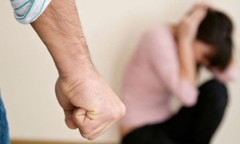 Cô gái 28 tuổi bị người tình nhốt trong nhà, đánh đập dã man