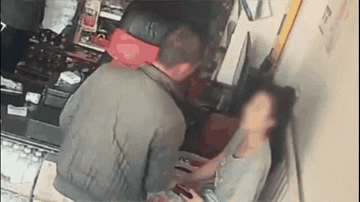 Video: Bị từ chối mở nắp chai, người đàn ông đánh người dã man