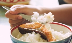 Bé trai 6 tuổi bị hóc xương cá, cách xử lý của bà nội khiến đứa trẻ suýt mất mạng
