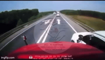 Camera hành trình tiết lộ hình ảnh vụ tai nạn thảm khốc trên cao tốc Cam Lộ- La Sơn, 2 người thiệt mạng