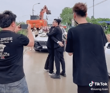 Video: Hai chú rể đổi hoa cưới giữa đường 